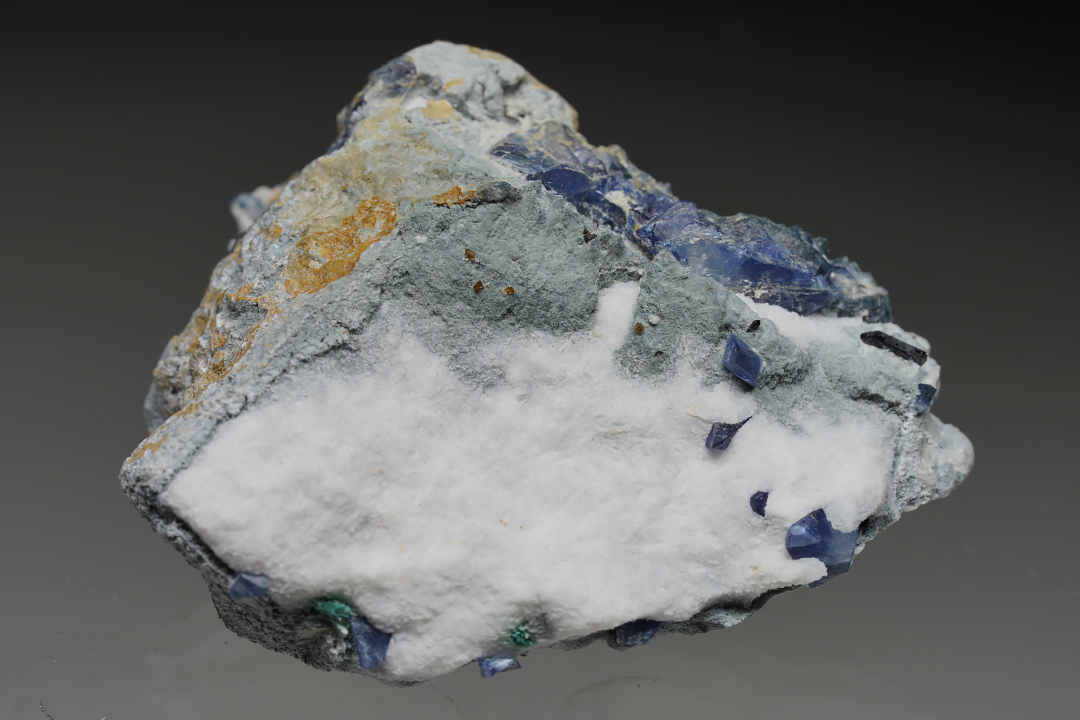 Benitoite Joaquinite-(Ce) & Neptunite