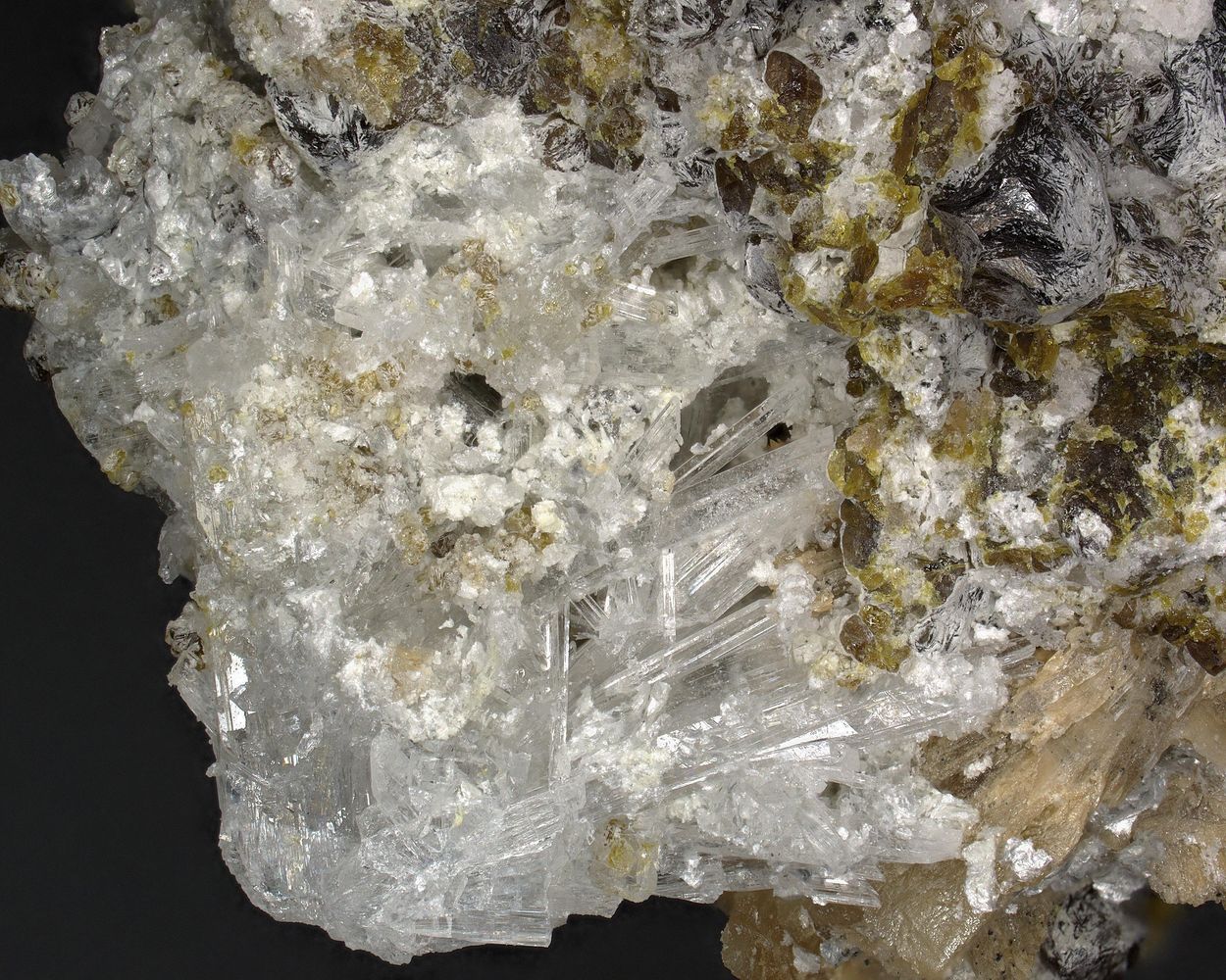 Roweite With Olshanskyite