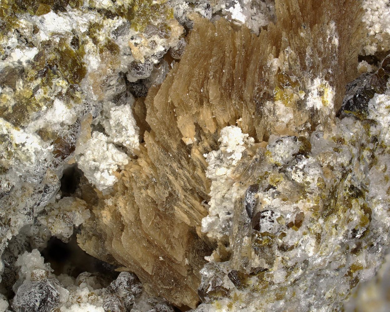 Roweite With Olshanskyite