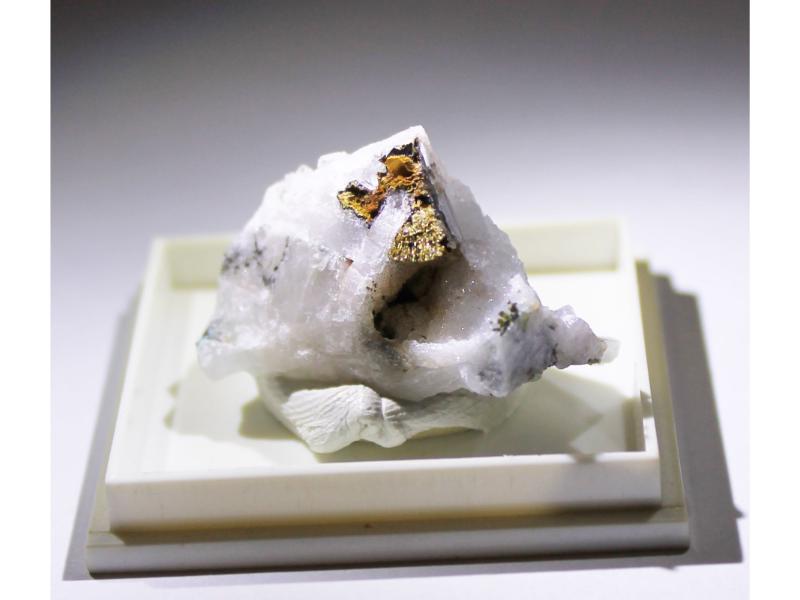 Tripuhyite & Olivenite & Fluorite