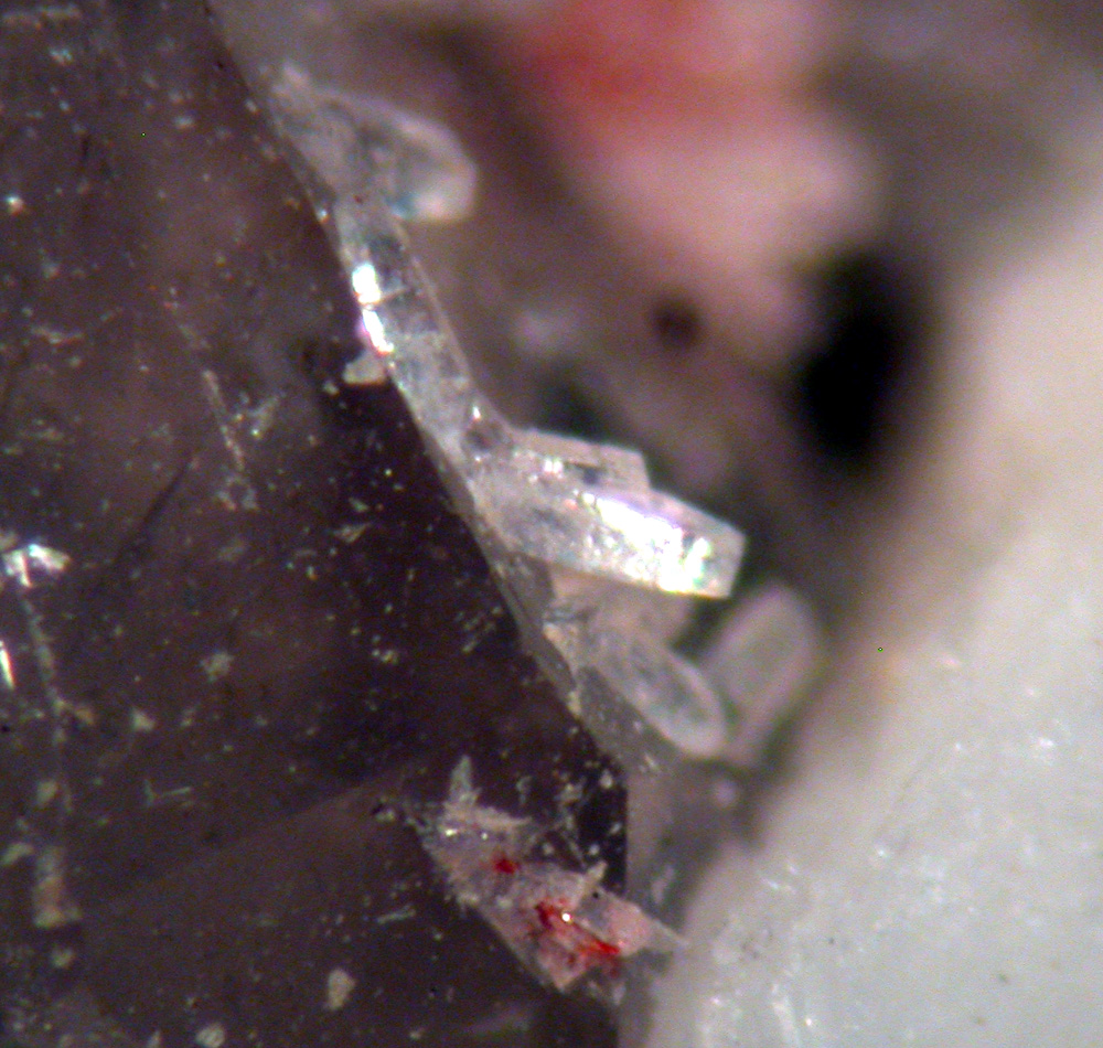 Kainosite-(Y) & Quartz