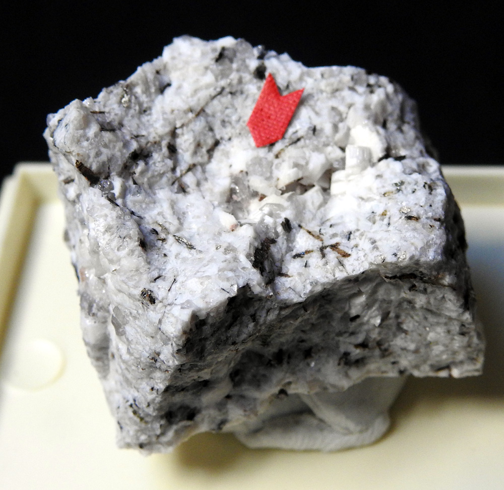 Kainosite-(Y) & Quartz