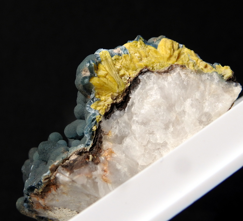Plumbogummite