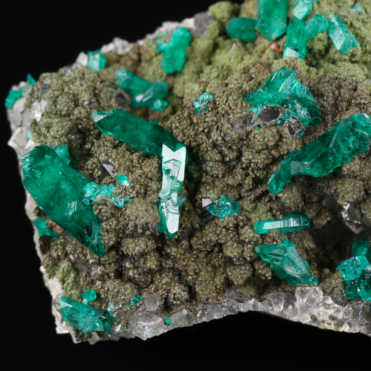 Dioptase On Mottramite On Quartz
