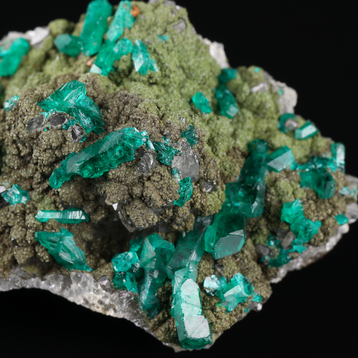 Dioptase On Mottramite On Quartz