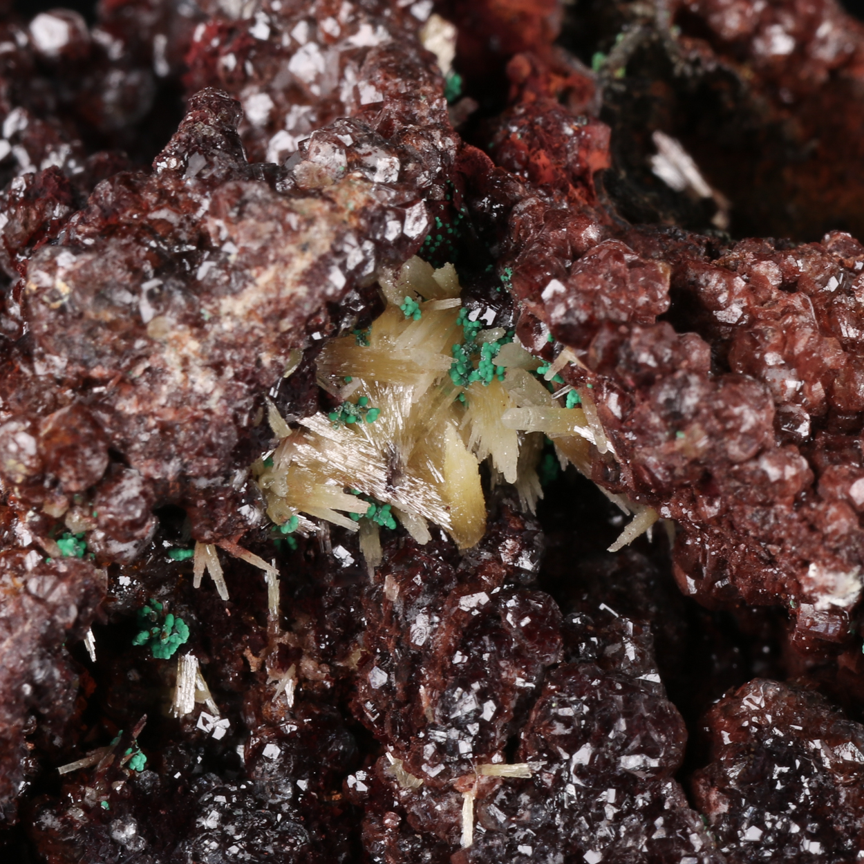 Malachite On Mimetite On Willemite