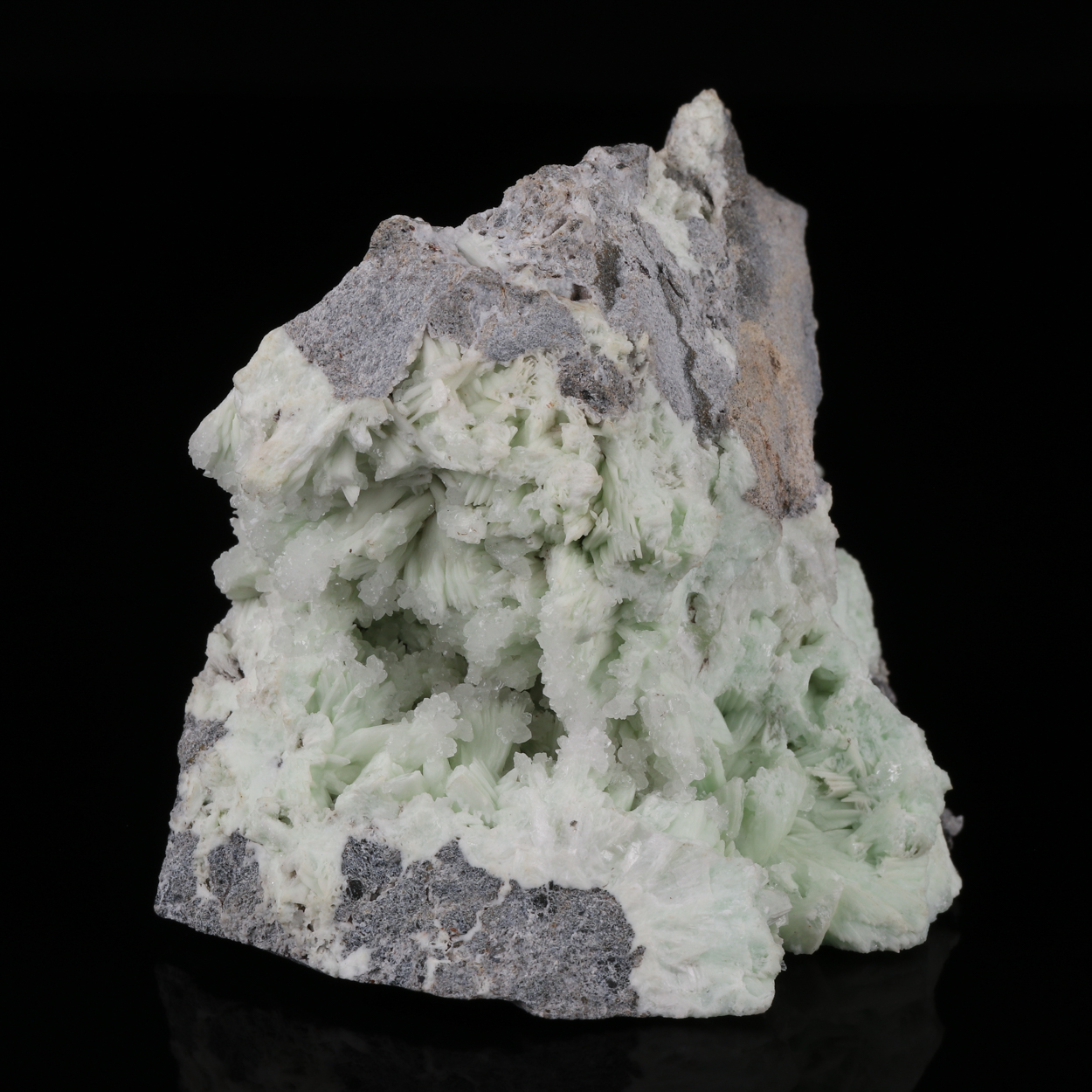 Hemimorphite On Fluorapatite Psm Tarbuttite