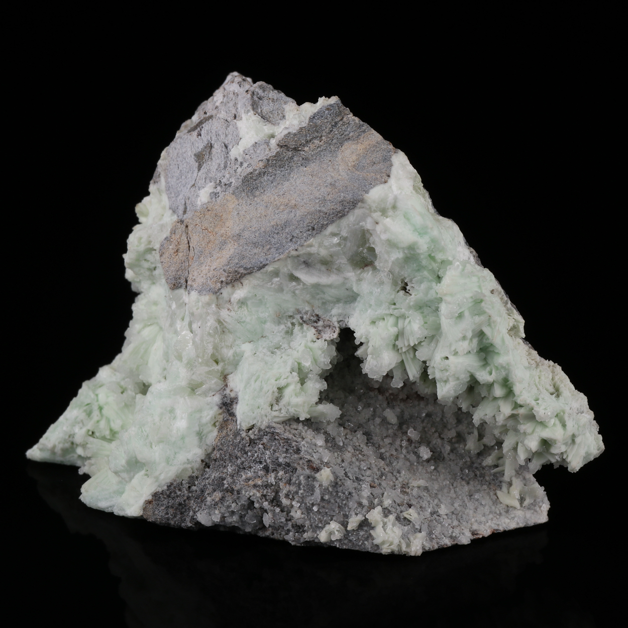 Hemimorphite On Fluorapatite Psm Tarbuttite