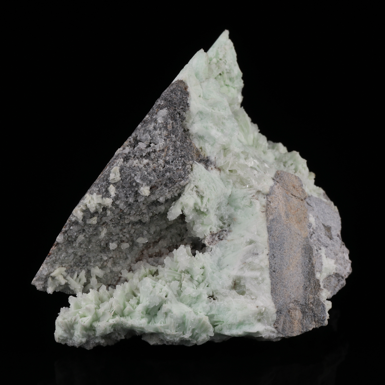 Hemimorphite On Fluorapatite Psm Tarbuttite