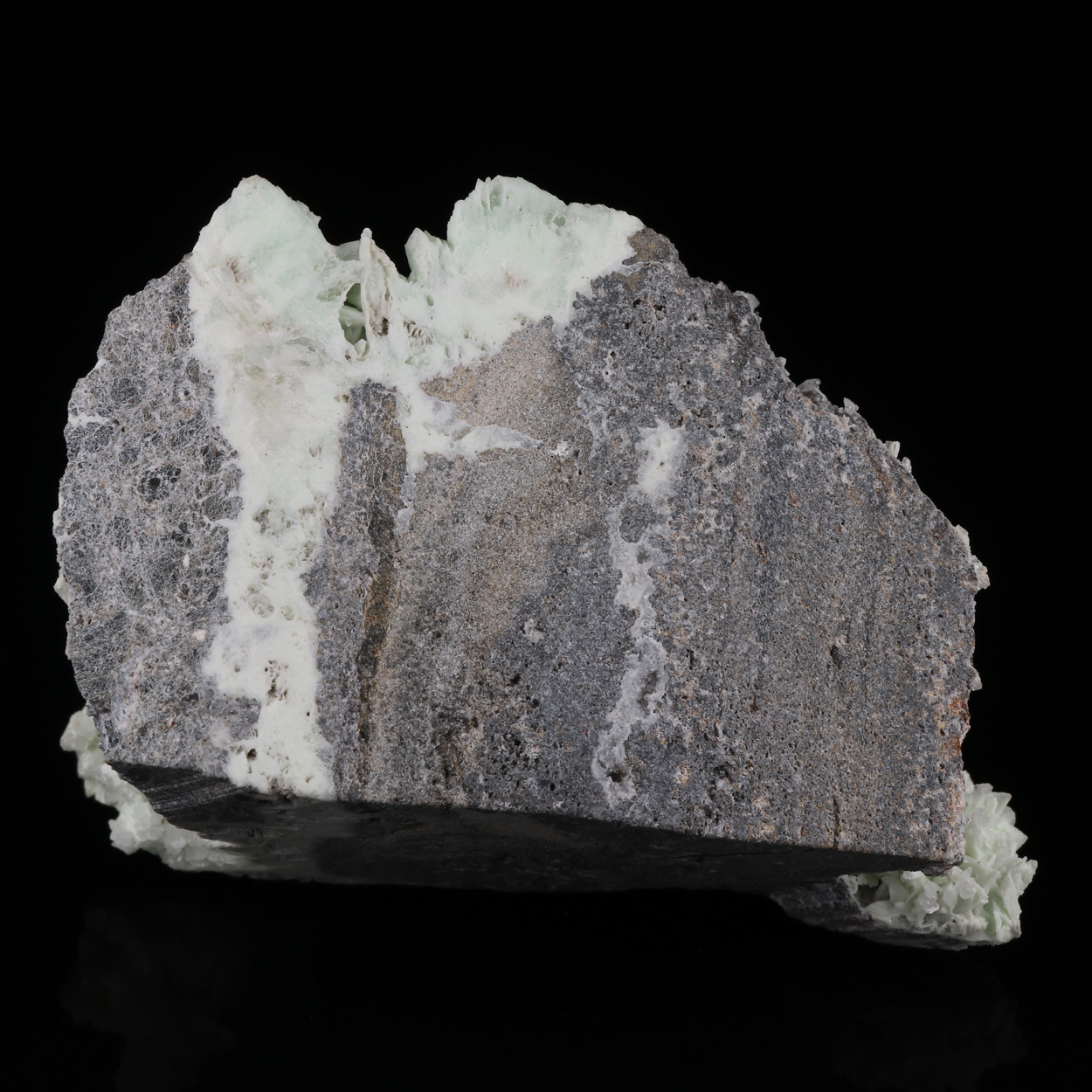 Hemimorphite On Fluorapatite Psm Tarbuttite