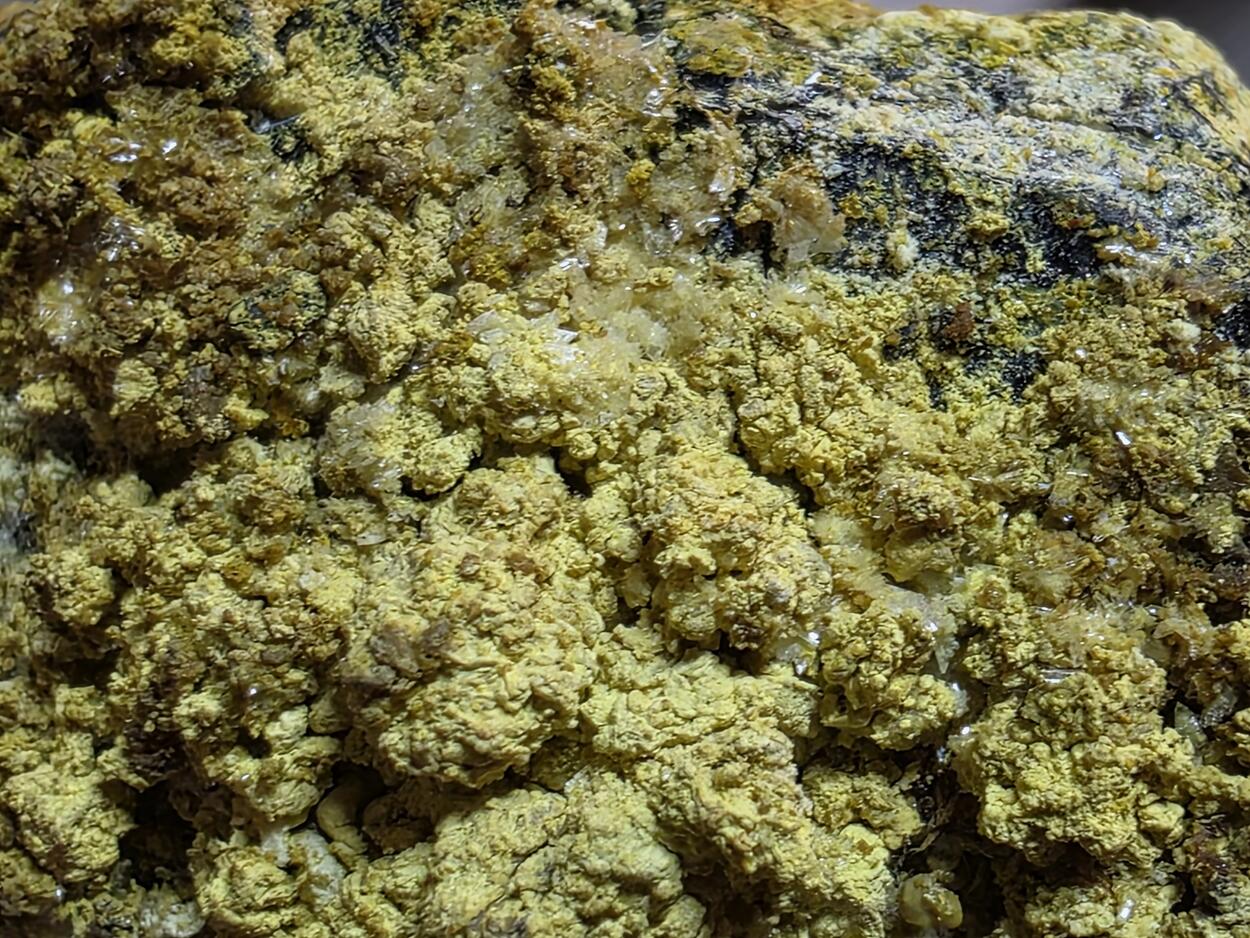 Schoepite & Rutherfordine On Uraninite