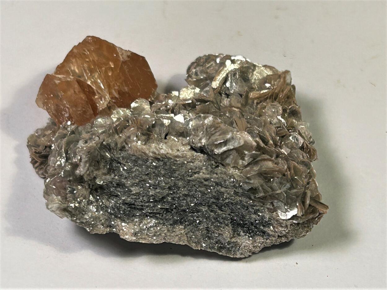 Scheelite & Muscovite
