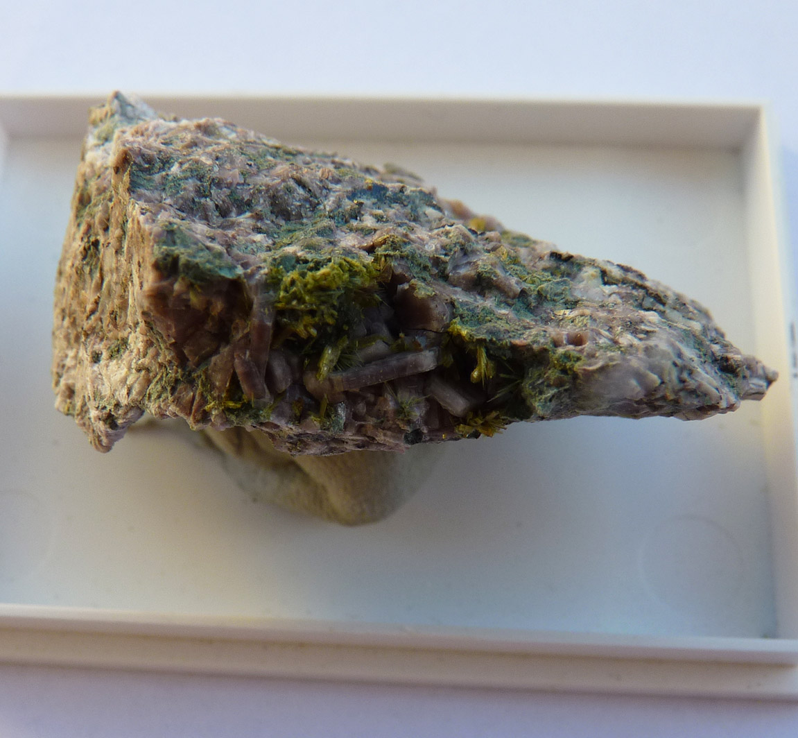 Pumpellyite-(Fe2+) & Epidote