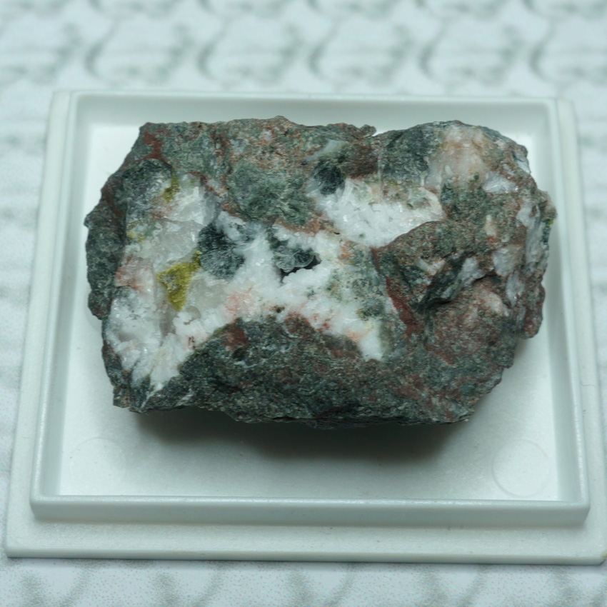 Pumpellyite-(Fe) & Clinozoisite