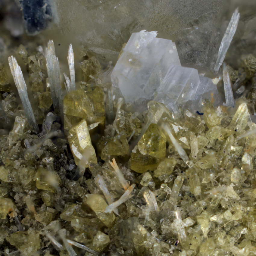 Chalcopyrite & Sphalerite & Epidote & Pumpellyite-(Mg)