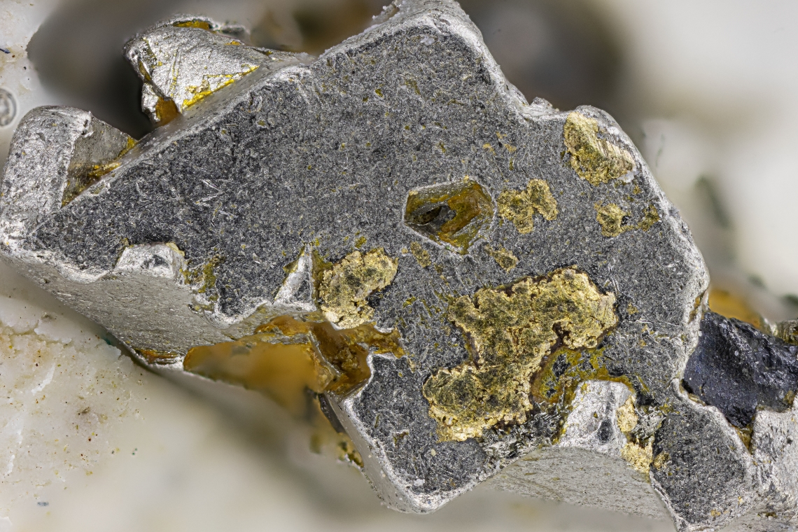 Isoferroplatinum & Gold