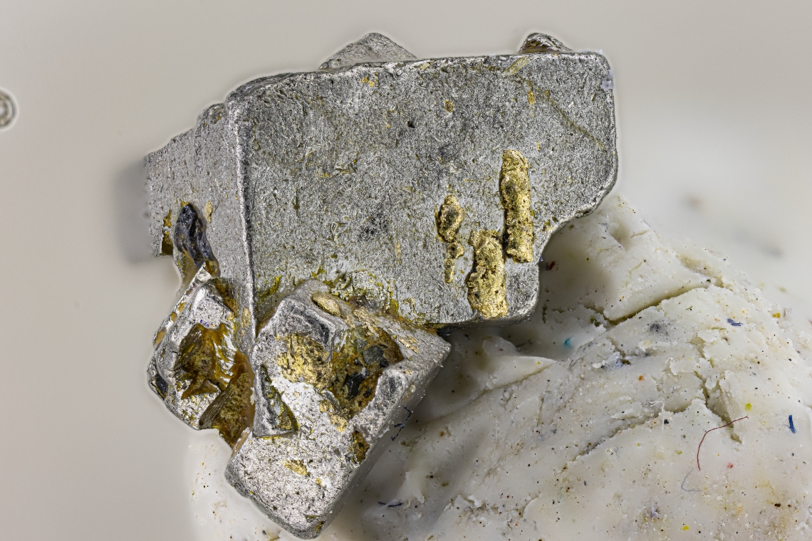 Isoferroplatinum & Gold