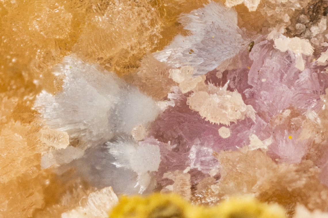 Geigerite & Villyaellenite & Krautite