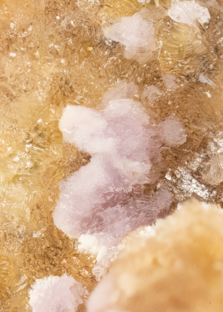 Geigerite & Villyaellenite & Krautite