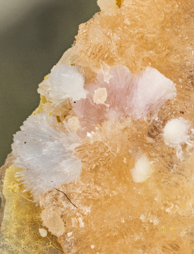 Geigerite & Villyaellenite & Krautite