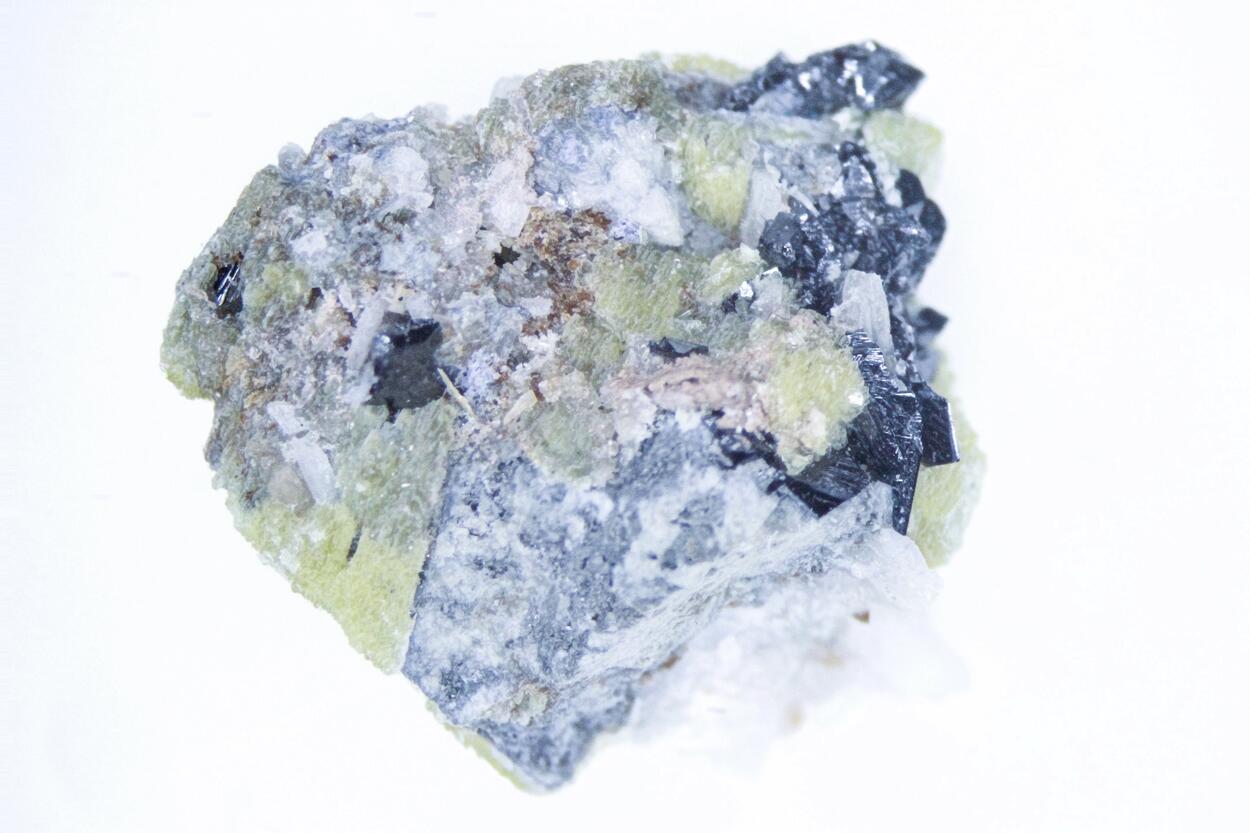 Alicewilsonite-(YCe) & Rutile