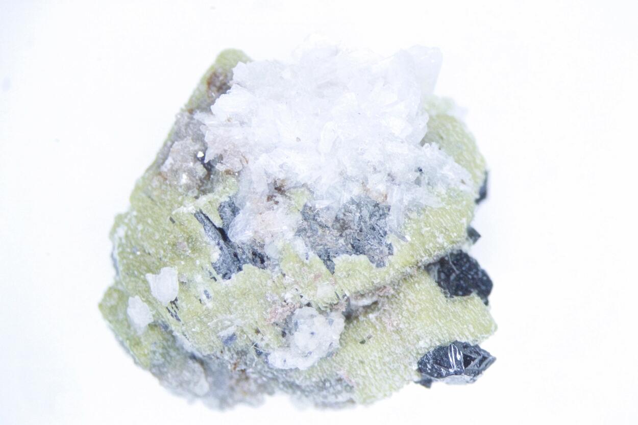 Alicewilsonite-(YCe) & Rutile