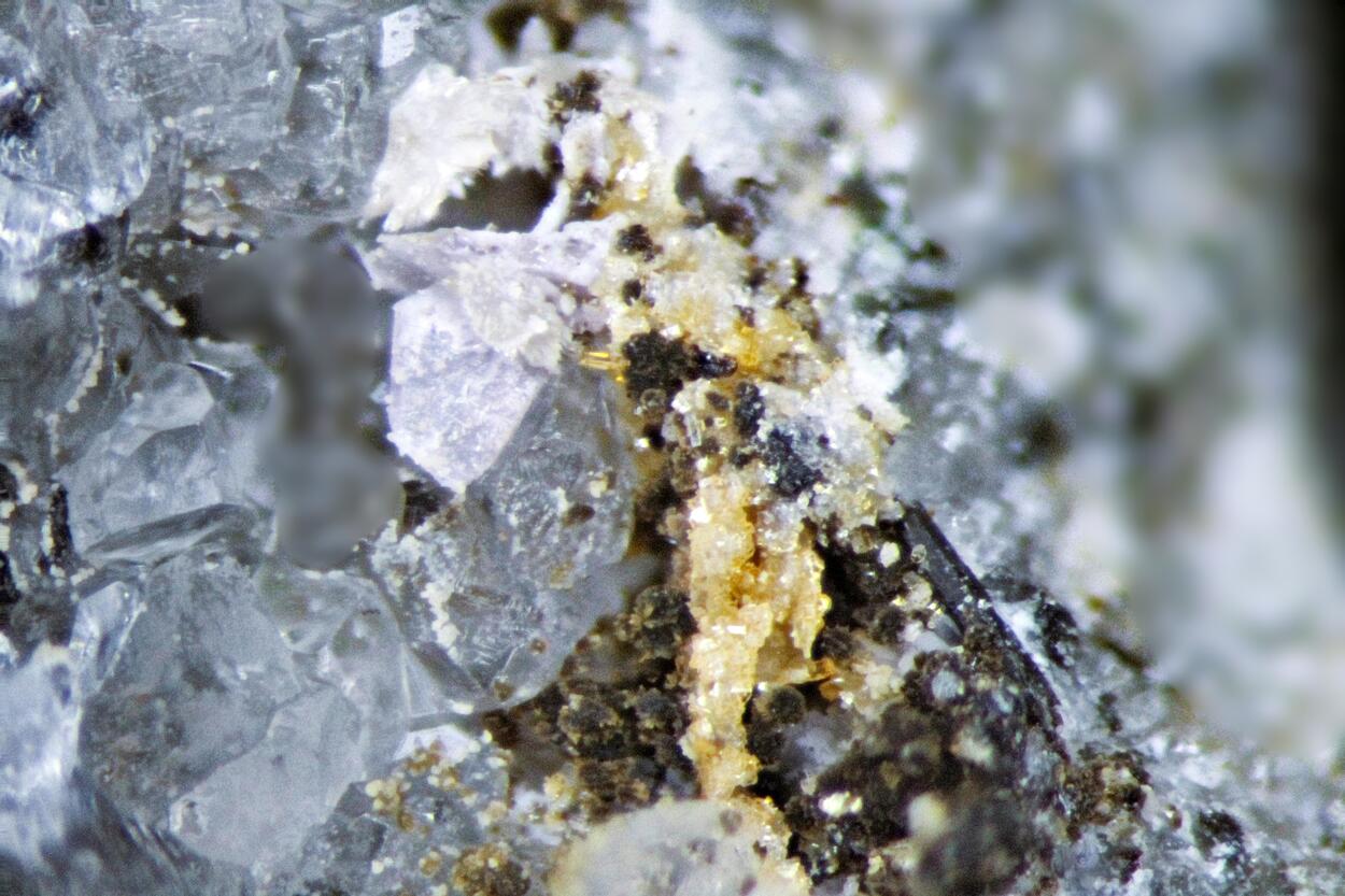 Arisite-(Ce) & Labuntsovite-Mn