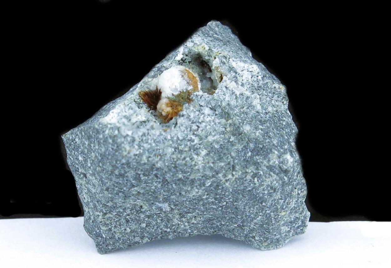 Arisite-(Ce) Amphibole & Tuperssuatsiaite