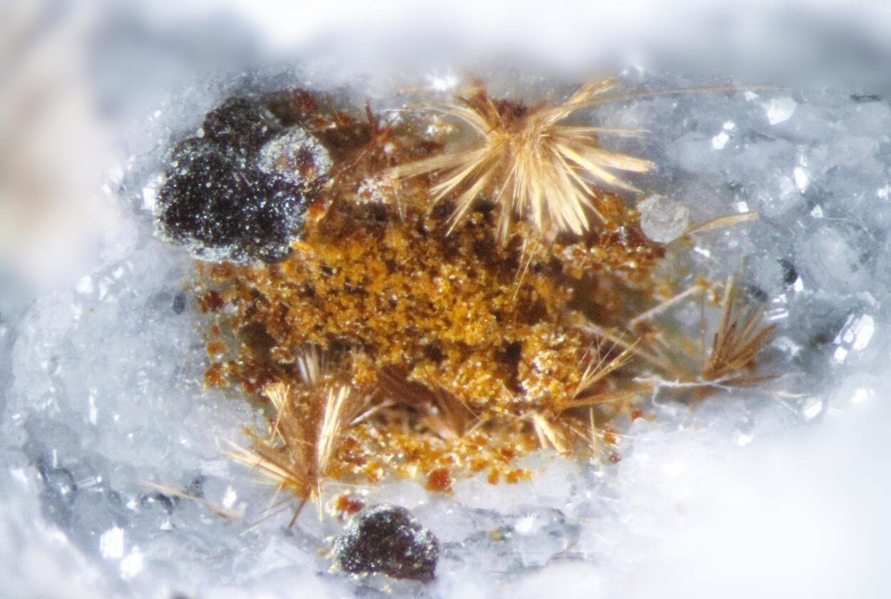 Fluorite Tuperssuatsiaite & Unnamed (Fe-analogue of Zakharovite)