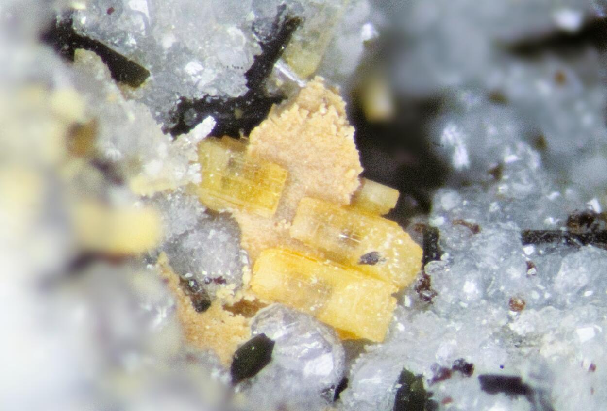 Sazhinite-(Ce) & Labuntsovite-Mn