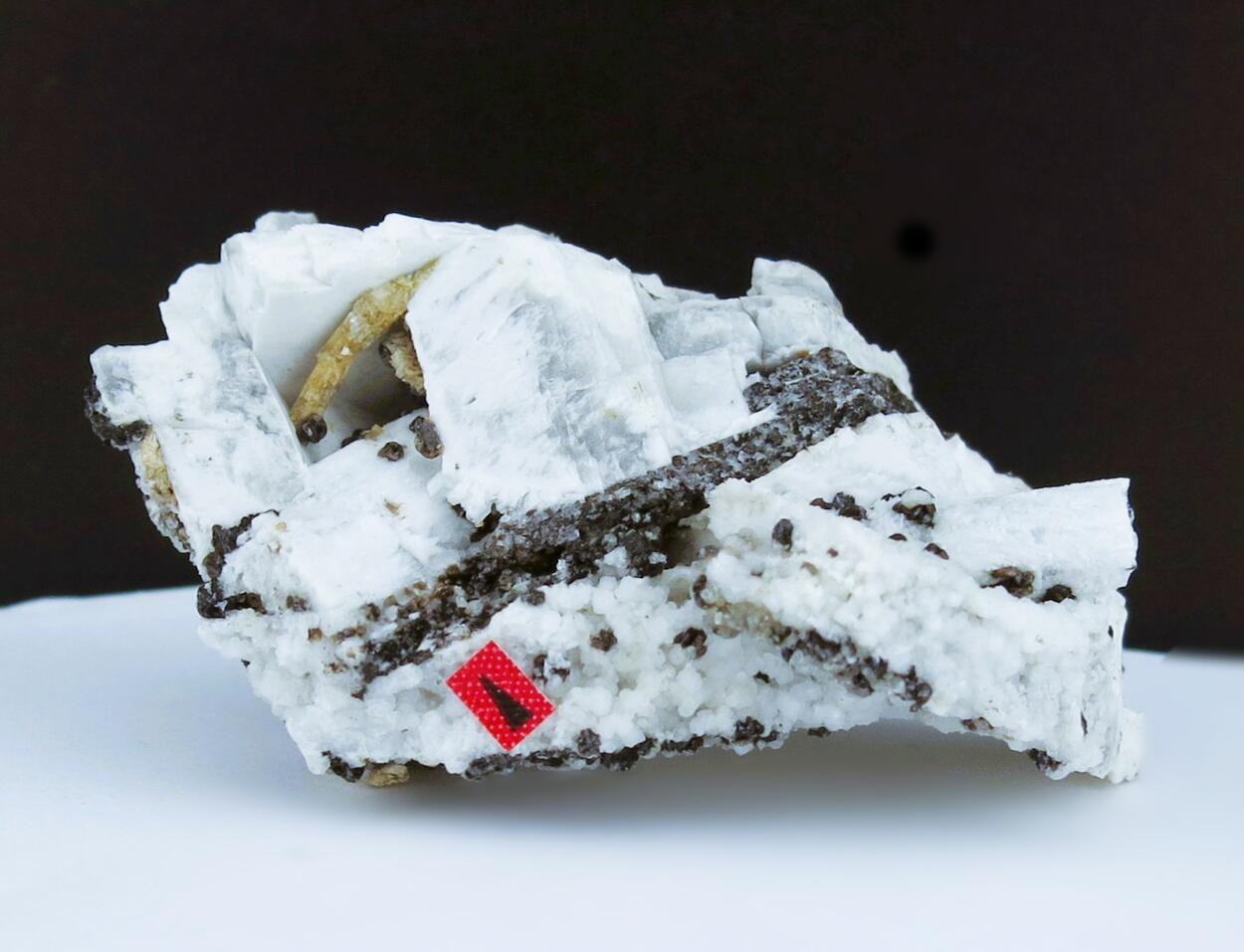 Sabinaite & Petersenite-(Ce) Psm
