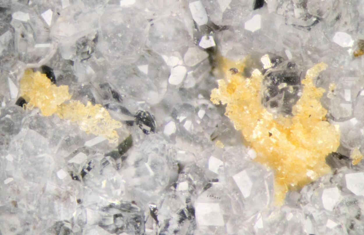 Fluorapatite & Labuntsovite