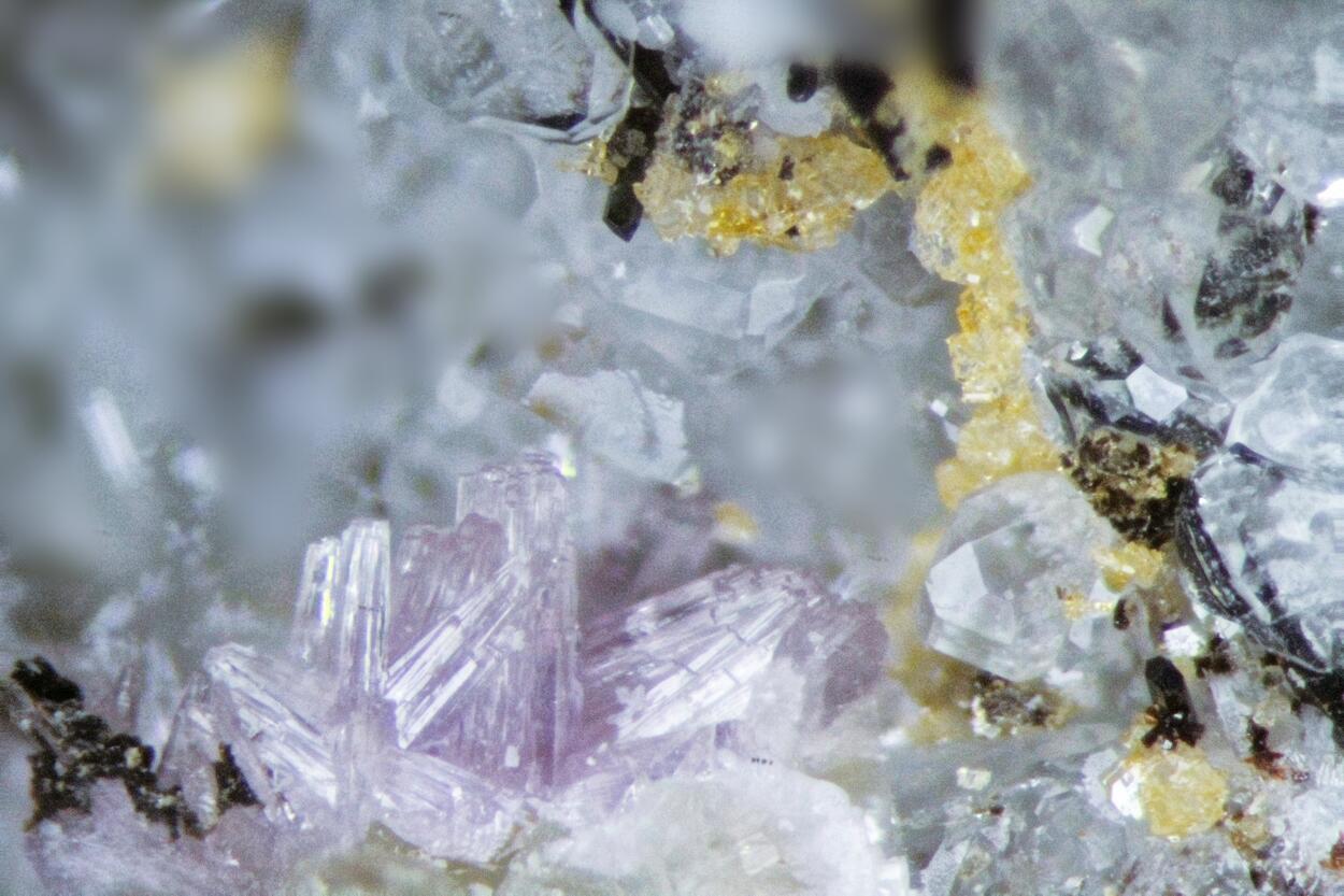 Fluorapatite & Labuntsovite