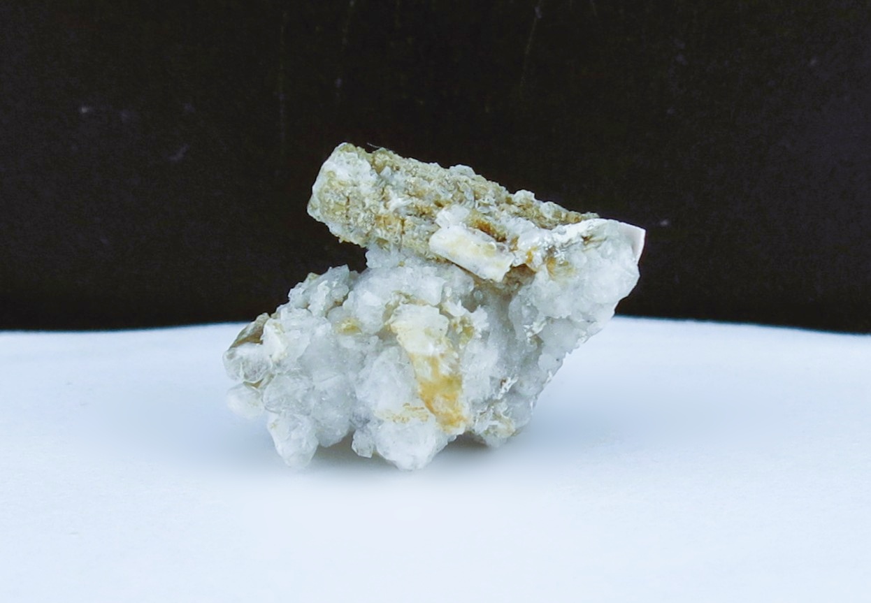 Thorbastnäsite & Analcime