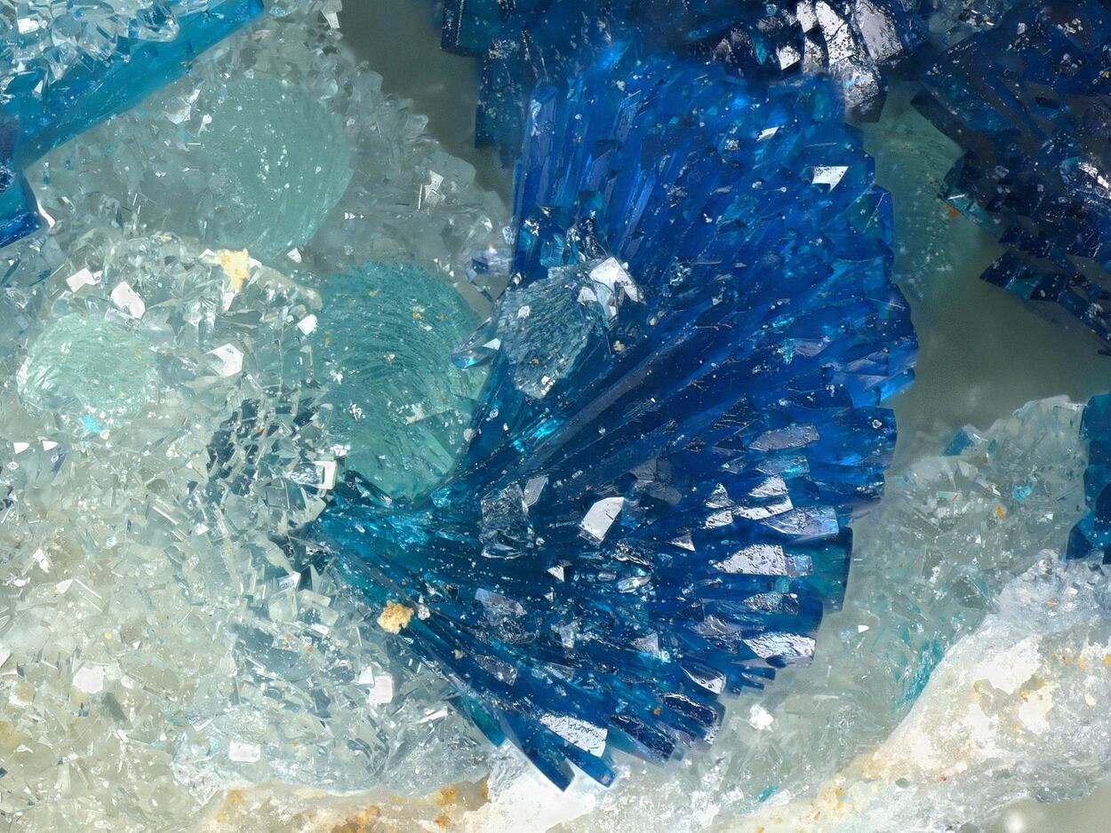 Cuprodongchuanite With Veszelyite