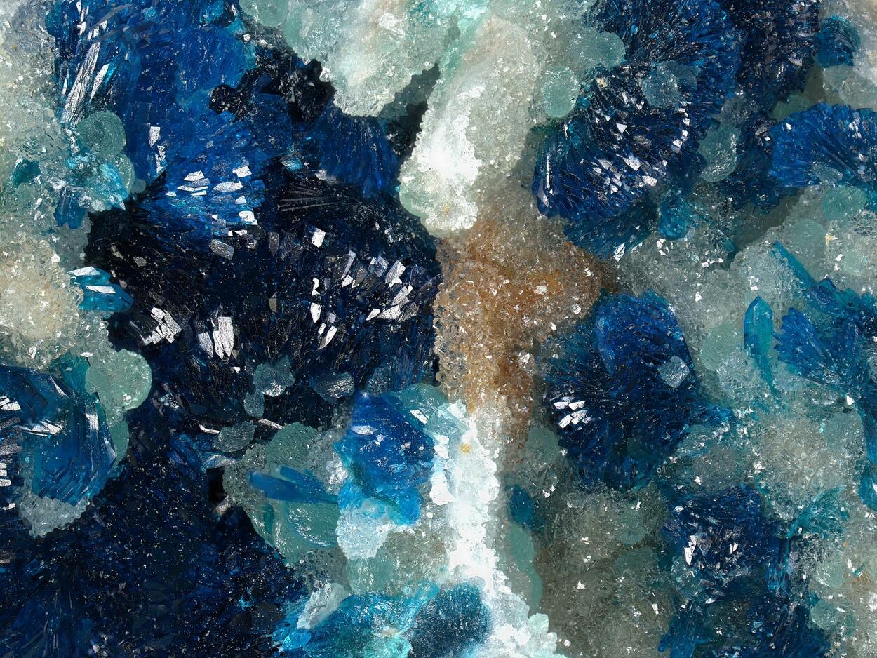 Cuprodongchuanite With Veszelyite