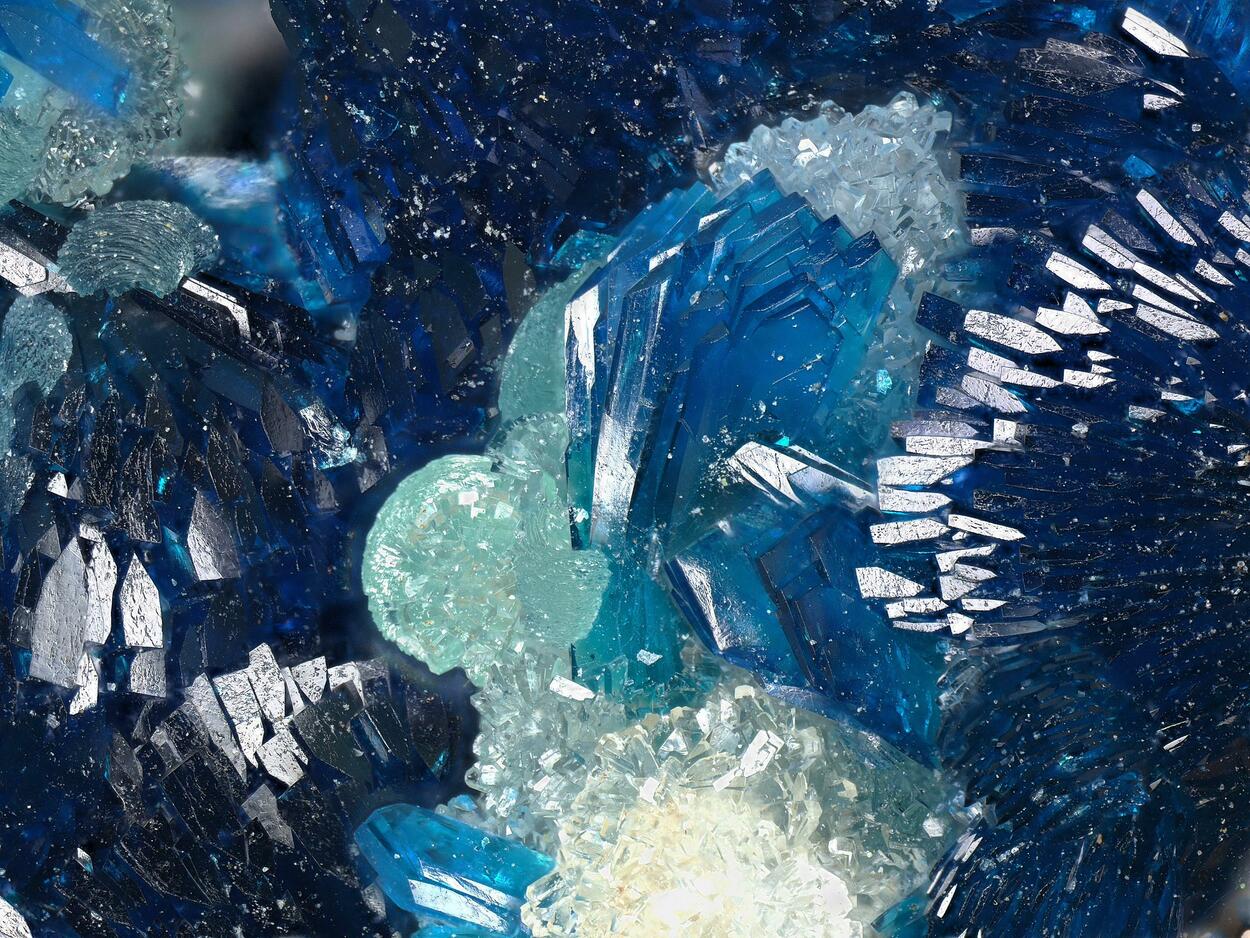 Cuprodongchuanite With Veszelyite