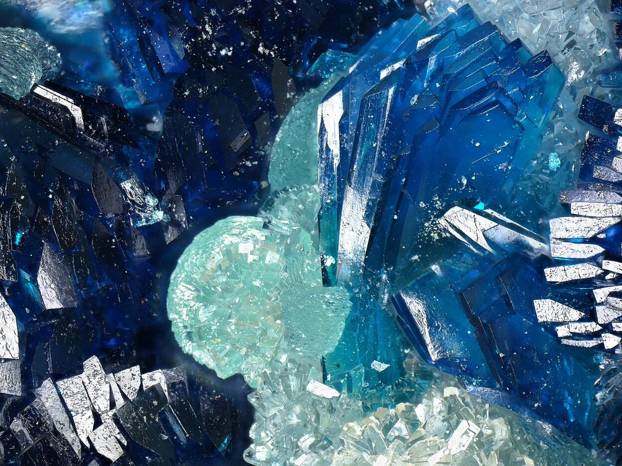 Cuprodongchuanite With Veszelyite