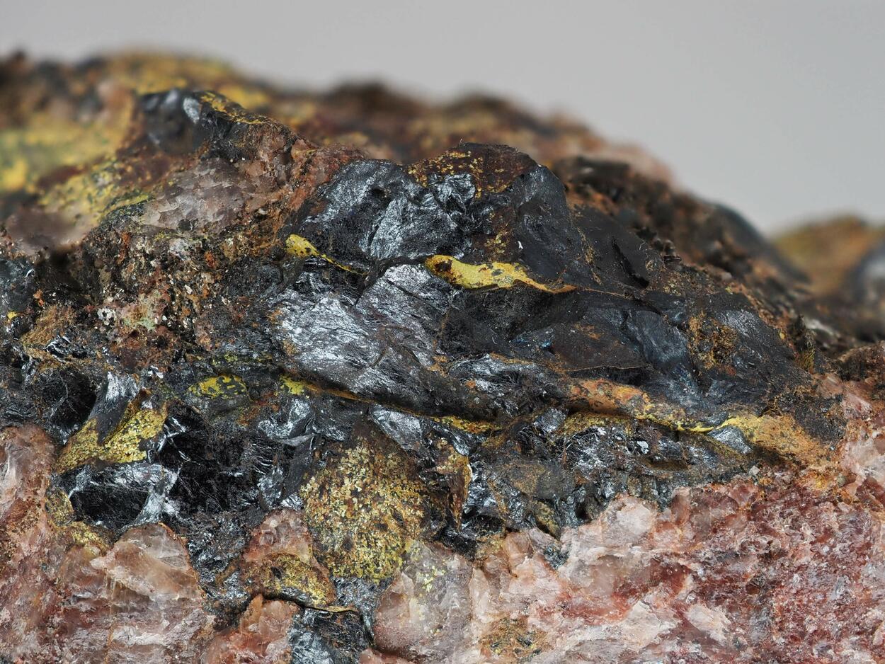 Davidite-(La) & Carnotite