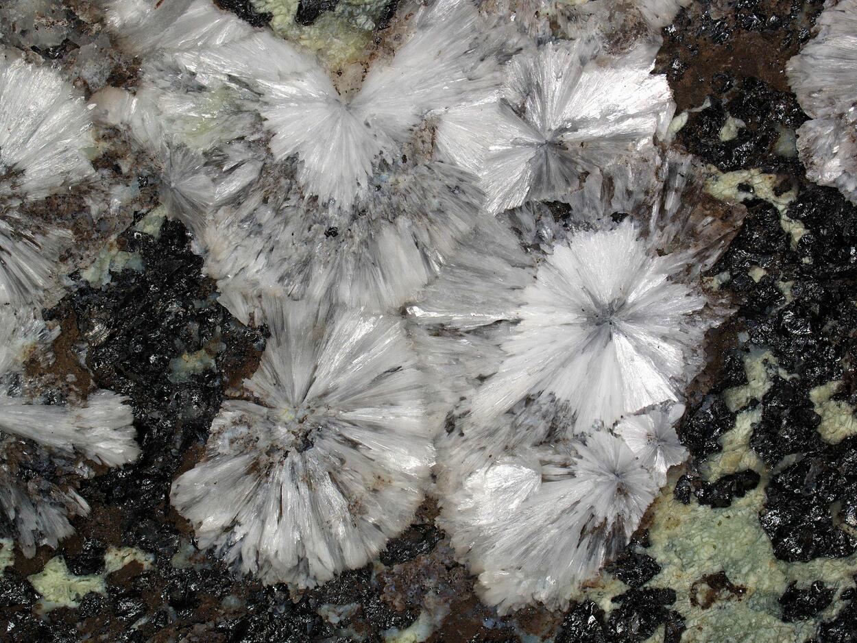 Hydromagnesite & Chromite