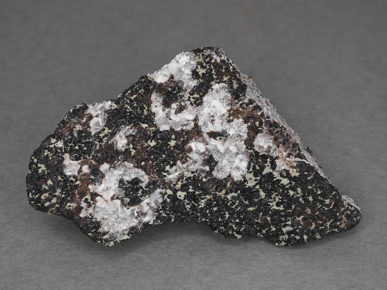 Hydromagnesite & Chromite