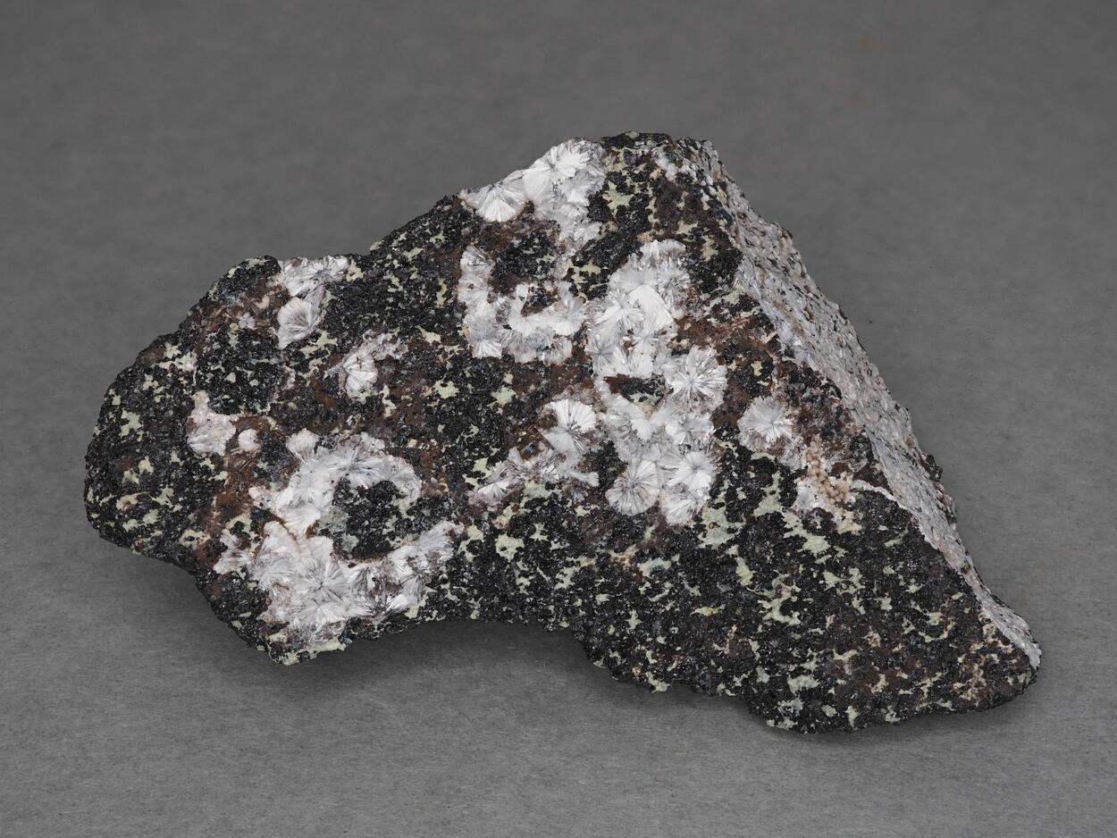 Hydromagnesite & Chromite