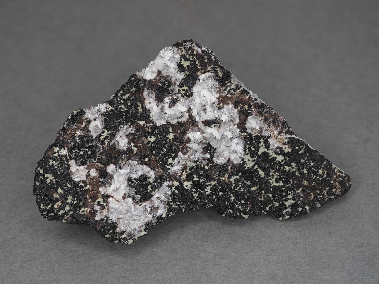 Hydromagnesite & Chromite