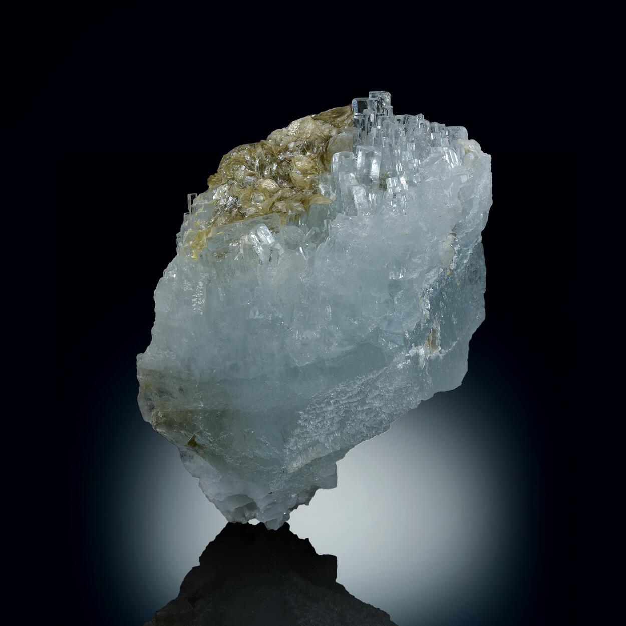 Aquamarine With Muscovite