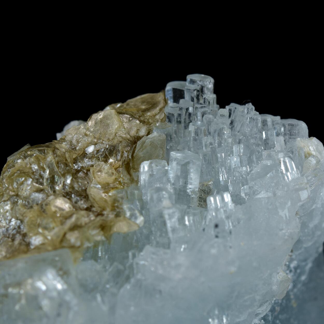 Aquamarine With Muscovite