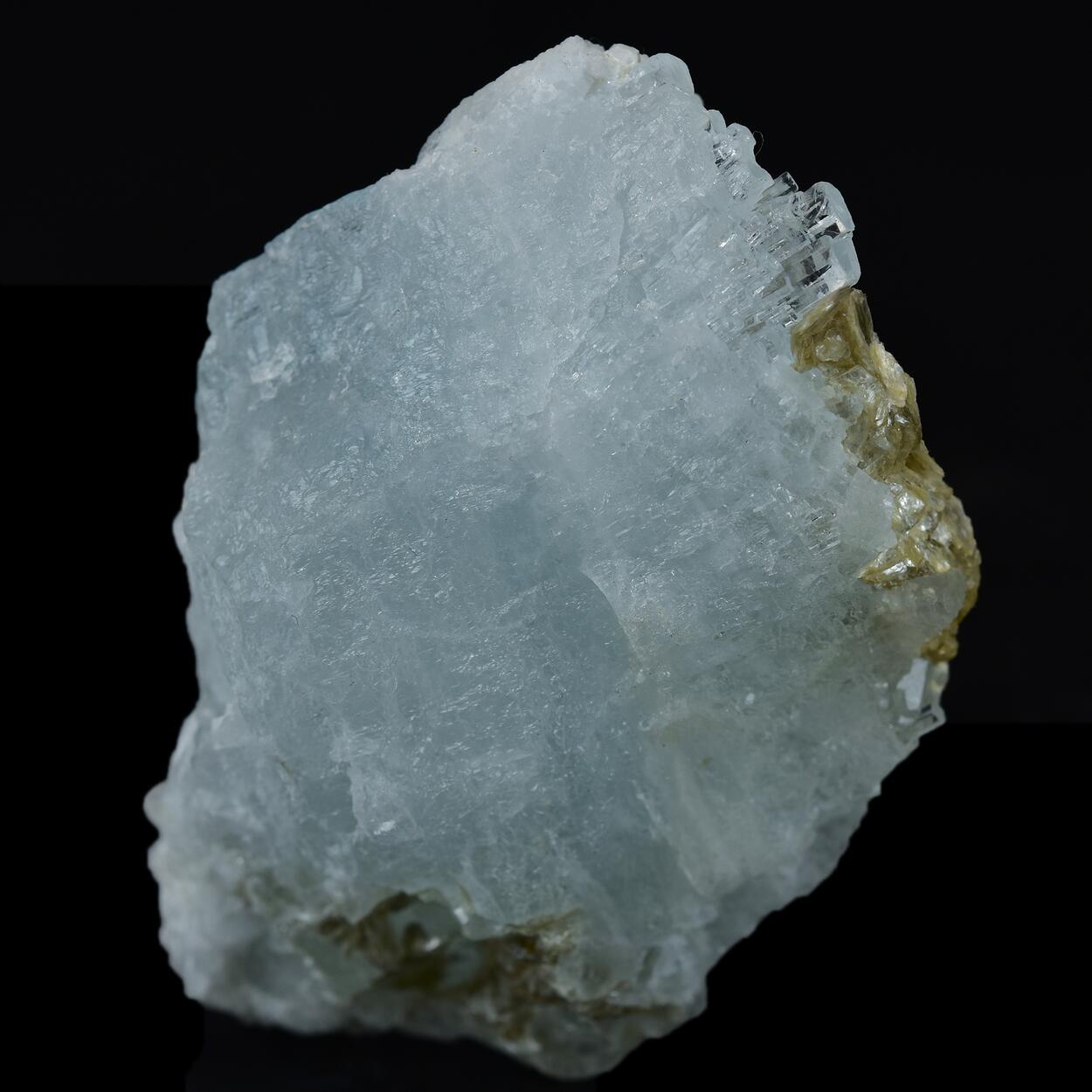 Aquamarine With Muscovite