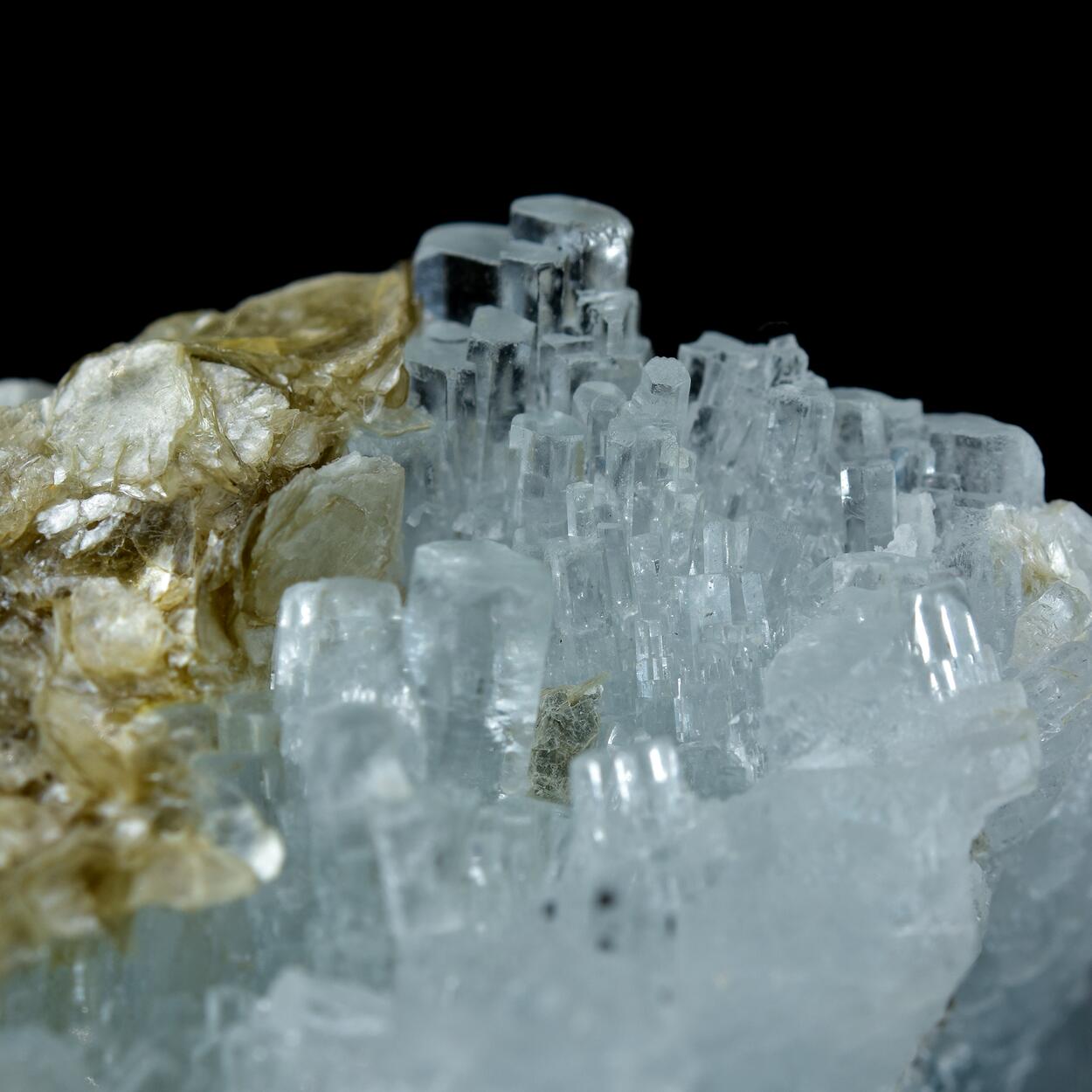 Aquamarine With Muscovite