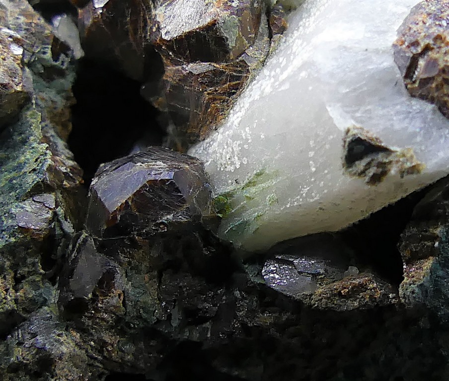 Andradite & Ferropargasite