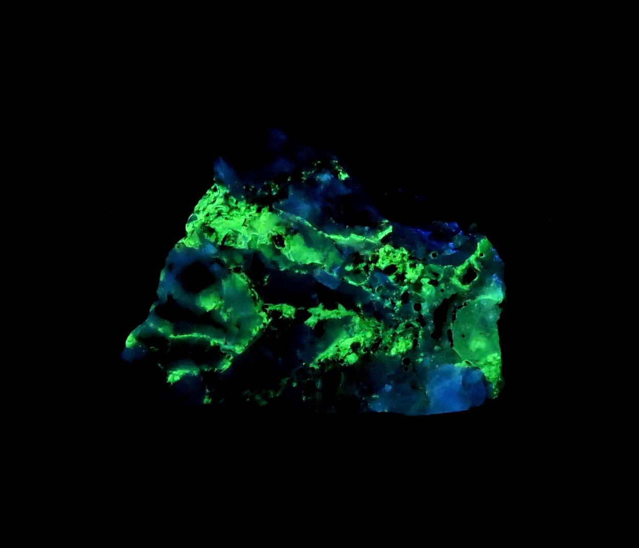 Idrialite With Cinnabar