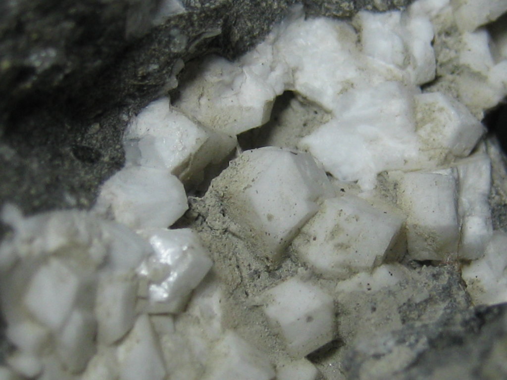 Thomsonite-Ca & Phillipsite